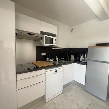 A Avec Terrasse, Proche Et Parking - Fr-1-474-268